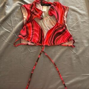 A cute strapped crop top, with a mesh of pink color